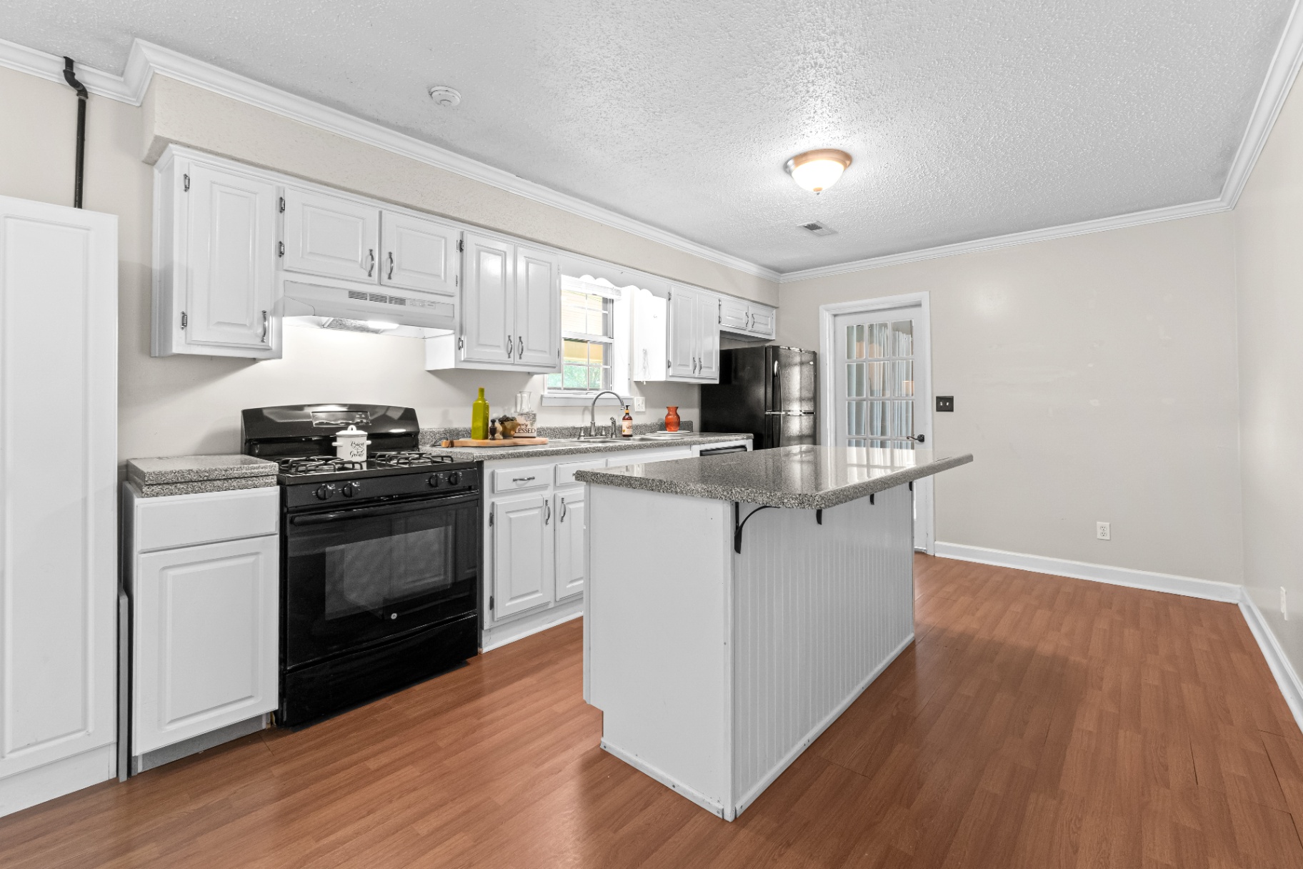 Eat-in kitchen